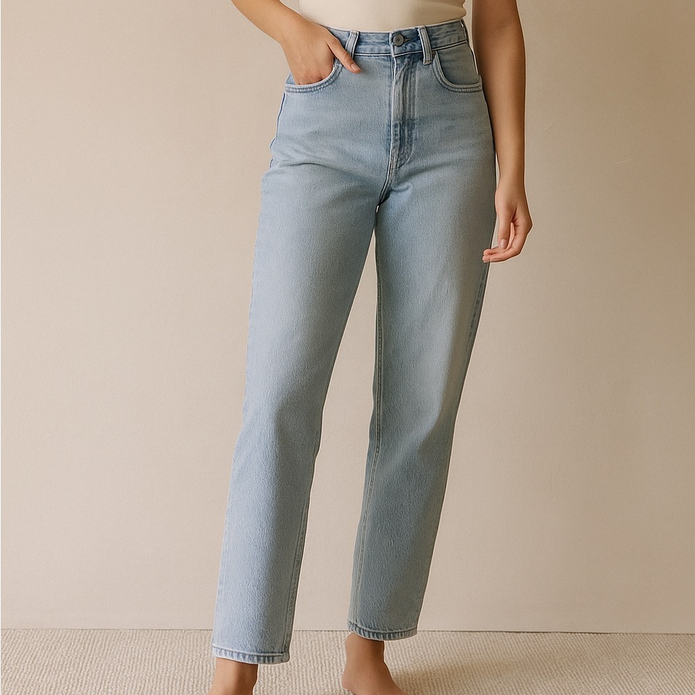 American Eagle High Rise Mom Jeans Light Wash Size 10